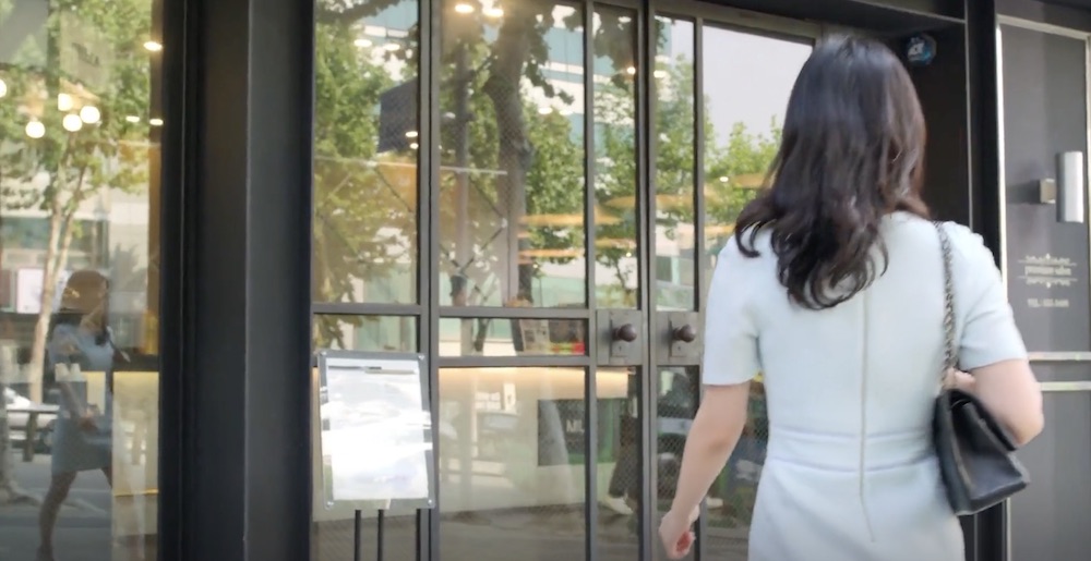 The finale episode of Celebrity Kdrama begins with a woman entering a hair salon