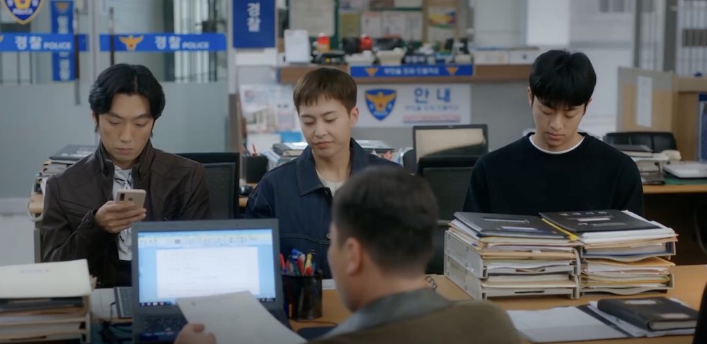 Ho-rang arrives at the police station and spots Tae-ho