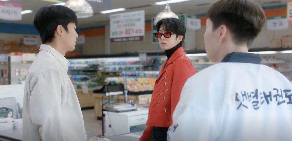 Lee-Joon and Tae-ho are the first to arrive and notice that Ho-rang has made a sale