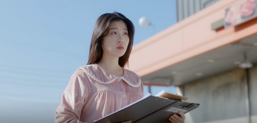 Ye-rim step up to negotiate, convincing the creditors to grant them more time to settle the debts.