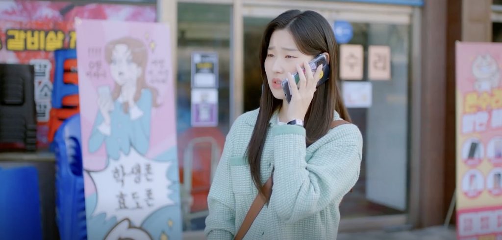 Oh Ye-Rim gets her phone fixed and contacts Yoon Bong-Soo